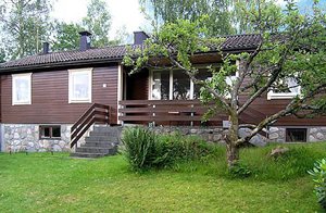  Hyggeligt, højtbeliggende hus ved søen Möckeln. Store grønne områder. Havestue til dejlige aftener. Soverum 2 med gardin. Bademuligheder 500 m. Kort afstand til IKEA og Älmhult. ...