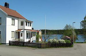  Velpasset, renoveret hus i et godt, fredfuldt område. Fri fiskning og bade mulighed i sø, lige ude foran huset. ...