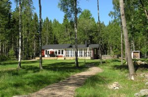 Helt uforstyrret og langt fra nærmeste nabo ligger dette nyrere hus ved Drevsjön. Her møder I et afstressende miljø, hvor I kan være jer selv. Huset har en stor stue med pejs samt store glasdør ...