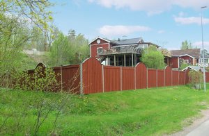 Dejligt, totalrenoveret feriehus ved den skønne sø Sommen. Rummeligt, veludstyret køkken med panoramaudsigt over søen. Stor, herlig, sydvendt terrasse med spabad (kan bruges hele året). På den ...