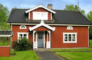 Nyd friheden på landet, nærheden til Vissjön og det rige dyreliv. Huset ligger højt på en bakke med udsigt over det smålandske landskab. Nærmeste nabo ligger 500 m væk! I opholdsstuen findes ...