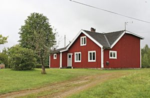  Ca. 400 m fra Bolmen ligger denne velholdte, tidligere bondegård, lyst og solrigt i skovbrynet. Gode fiskemuligheder i Bolmen. ...