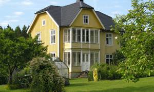  Charmerende og rummeligt hus ved den fiskerige sø Vallsjön. Fælles bro og bådhus. Ekstra båd kan lejes. ...