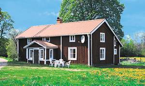  Rummeligt hus på lille bondegård i drift. Ca. 30 km til Kosta Glasværk og Elgpark. Kanobase 10 km. ...