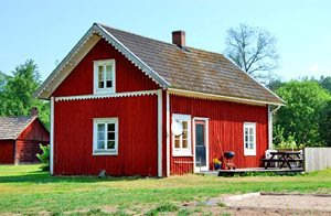 Dette enkle hus ligger ca. 25 m fra ejerens hus. Bruser, vaskem. og fryser er i anneks. Cykler kan lejes. Kanoudlejning 5 km. ...