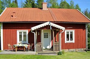 Hyggeligt husmandssted lyst belig. i ugenert skovområde nær sø med badning og fiskeri. Egen båd. Et sovevær. er gennemgangsrum. Altan/udeplads ved entre. ...