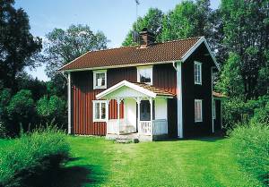  Meget idyllisk hus, som blev totalrenoveret i 1997, beliggende kun 30 m fra den smukke Klingsø og 2 km fra nærmeste nabo. Fra spisepladsen i køkkenet og enkelte andre værelser er der udsigt over  ...