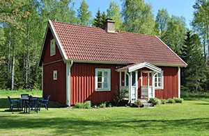  Fint traditionelt smålandsk husmandslod m. gammeldags charme og en rar atmosfære. Nær meget gode fiskemlg. Et soveværelse er gennemgangsrum. ...