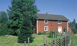  Velholdt renoveret lyst beliggende husmandssted. Åben pejs i opholdsstuen. TV-rum med smukke trævægge. Godt svampe- og turområde. ...