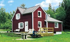 Hus i uforstyrret skovområde. Den lave loftshøjde giver en hyggelig atmosfære. Egen strandplads. Etageseng til tre i S1: Underseng 1,20 m bred og normal overseng. ...