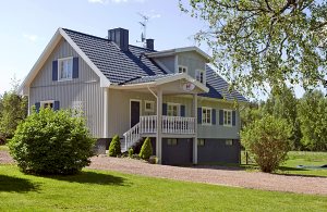 Stort rummeligt hus, indrettet til at hygge sig og slappe af i. Huset er lyst, smukt møbleret med store rum. Huset har høj kælder og i underste etage findes der hyggelig sauna, brusebade, toilette ...