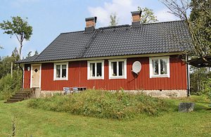 Hyggeligt hus i lyst skovområde. Stor terrasse. Fin sø til fiskeri, med båd og bademuligheder. Flere gode badesteder i området. ...