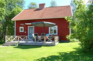  Feriehus beliggende uforstyrret, 300 m fra en sø med båd og fiskemulighed. Omgivelserne er dejlig og byder på en varierede natur. Enkle bademuligheder ved søen. Badeflåd til rådighed. Stor, åb ...