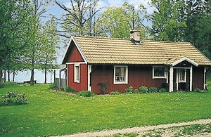 Feriehus helt indrettet i træ beliggende på søgrund. Gode fiskemlg. i søen Flåren. Stejl trappe til soveloft. God sandstrand. ...