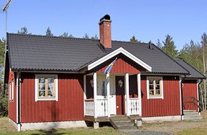  Nyere, flot hus ensomt beliggende ved Bråkentorpssjön. Gode vandrestier i bær- og svamperig skov. Stort alrum med stor køkkenafdeling. Ikke-rygerhus. ...