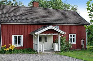  Renoveret, charmerende hus på landet i naturskønne og vildtrige omgivelser. 400 m til båden. 11 km til badeland og eventyrhus. Stejl trappe til 1. sal. ...