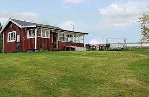 Lyst, højt og ugenert beliggende lille hytte i en smukt natur. Udestue med søudsigt. Badmulighed fra bro i fin skovsø 50m. Båd i to søer. Toilet og bad i separat bygning. Soverum med forhæng. ...