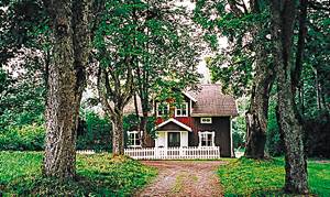  Rummeligt træhus med nogen søudsigt. I har egen bro med badehus, terrasse og havemøbler ved Spexhultasjön, 100 m. Nässjö 7 km. Intet TV. ...
