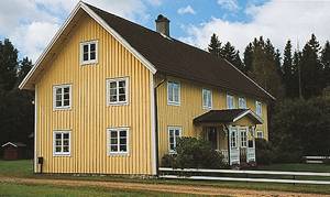  Meget rummeligt og dejligt stuehus, der ligger fredeligt og lyst. Meget velegnet til to familier. Gode vandremuligheder. ...