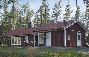  Velkommen til dette nyopførte, herlige hus ved Sandsjön med egen båd og badeplads. Her bor i roligt og skønt med blot en nabo. I en separat bygning er der sauna og badeværelse med brus. Begge ba ...