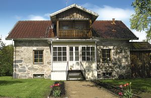 Hvilken følelse at bo i dette vidunderlige stenhus, som oprindeligt er fra 1322 med tykke stenmure og dybe vinduesåbninger. Desuden vil i bo i Ingvar Kamprads barndomshjem. Her legede han i haven o ...