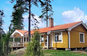  Højt beliggende hus med udsigt over Uvasjön fra samtlige rum. Badeplads med legeredskaber