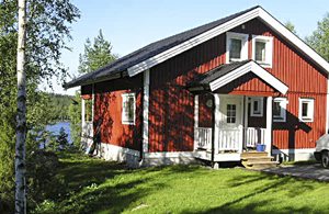  Højt beliggende hus med en vidunderlig udsigt over Uvasjön. Bro og godt fiskeri. Nabo til S05622, 24. Badeplads med legeredskaber 600 m. ...