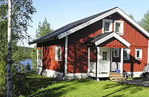  Nyopført, pænt hus med flot udsigt over Uvasjön. Overdækket terrasse mod søen. Bro og