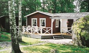 Velholdt, rar hytte 100 m fra søen Åsnen. Stue med kamin og to fine altaner, en af dem overdækket. S2 gennemgangsrum. Båd-/kanoudlejning: 250 m. ...