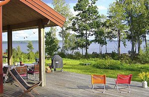 Ugenert beliggende hus på en odde i søen Madkroken. Personlig arkitektur med flere terrasser. S2 har indgang fra hemsen. ...