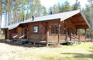 Rustikt hus beliggende på en høj og omgivet af græsgange. 800 m til bade- og fiskesteder. Nabo til S05696 300 m. Båden er fortøjet 2 km væk. I ...