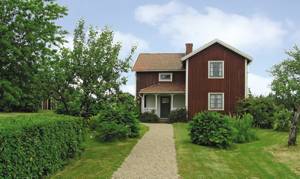  Dejligt, rummeligt hus i en rolig by på landet. Stor grund og byvej foran havedøren. Gode vandre- og cykelstier. Fantastiske enge. Meget vildt. Inklusive brænde. Ikke-rygerhus. ...