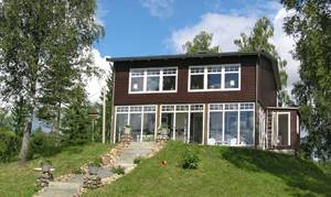 Højt og ugenert beliggende, spændende funkishus på smuk odde. Havestue sydvendt med en smuk udsigt over søen. 30 m til badeplads med solterrasse. Gratis at fiske i søen. ...