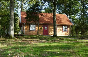  Nyopført charmerende træhus beliggende i fantastisk egelund med udsigt over eng og sø. Bondegård i nærheden. 9 km til eventyrhus og familiebad. ...