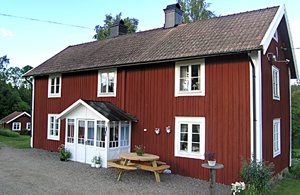  Nær 'Glasriket' finder I dette hus på en kuperet havegrund. Skov og marker grænser op til.