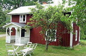  Midt i 'glasriget' og med marker og skov helt ind på grunden ligger denne mindre gård. Her er selv hesten velkommen! Vimmerby ca. 80 km. ...