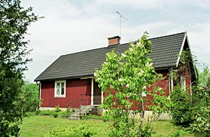  Velholdt landsted med høj, lys og rolig beliggenhed. Enkle badesteder og godt fiskeri i nærliggende sø. Dyreriget område, vidtstrakte skove. ...