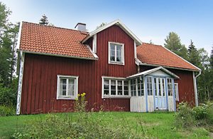 I en skovlysning ligger dette enkle, men spændende og rummelige hus med spor af tidens tand. Snoet sti ned til egen bro og lejrplads. 'Glasriget' 40 km. ...