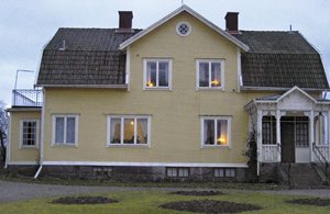 Retrohus med indretning fra 50erne. Stor, dejlig have. 2. sal er ubeboet. Soverum 3 er et gennemgangsrum. Soverum 1 med forhæng. ...