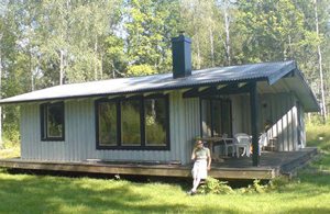  Hyggeligt hus midt i skoven. Afsides beliggenhed med egen sandstrand ved søen Flåren. Gode fiskemuligheder. Lille badeværelse og tekøkken. Vestvendt terrasse. ...