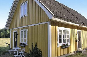 Et solgult, nyindrettet feriehus i to plan. Her bor I nær dyr og natur. Lagaån med gode bade- og fiskemuligheder, 3 km. Elgpark ca. 15 km. Ikke-ryger. ...