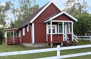  Hus på en gård i nærheden af Lagaåen med godt fiskeri. Åen kun for øvede svømmere. Græssende heste på markerne. Privat terrasse. Elgpark 4 km. ...