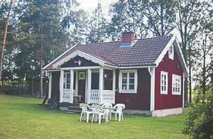  Hyggelig hus på søgrund, der deles med ejer. Bådplads. 3 km til badested. Bruser/sauna i separat bygning. Huset ligger i Ekoparken Hornsö. Grillplads ved søen. ...