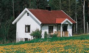  Hus i et roligt og familievenligt område. I Hjälten sø (500 m) ligger husets robåd. Området er rigt på svampe og bær. Området ligger tæt på Astrid Lindgrens Verden, Emils Katholt og Bullerb ...