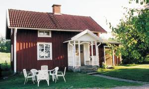  Hus ved bondegård nær fine vandreomr. Sep. indgang til WC/bruser. Gode bademlg. 1500 m. Jernbane ca. 100 m. Nässjö 12km. ...