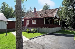 Dette ny hus (2009) med indbydende indretning og pragtfulde terrasser rundt om huset ligger midt i den vidunderlige natur af Småland. Astrid Lindgrens verden, 40km. ...