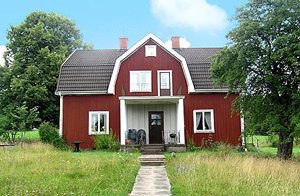  Rummeligt hus i rolige omgivelser beliggende i en lille by. Tæt ved sø med egen badestrand (deles med husejeren). Velegnet til to familier. 68 km til Astrid Lindgrens Verden. ...