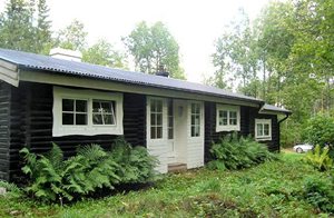 Bjælkehus med brændeovn i stuen, som er i forskudt plan med vinduer ud mod haven. Lille men funktionelt køkken med udgang til fliseterrasse. ...