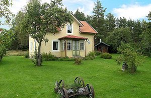  Renoveret hus beliggende tæt på Astrid Lindgrens Park. I bor helt for jer selv midt i stilheden. Anneks med træopvarmet sauna. To sovepladser i gangen på første sal. ...