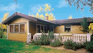 Dejligt, velholdt feriehus med rummeligt alrum, overdækket veranda og stor, åben terrasse med grill. Smuk, skiftende kystnatur og gode badesteder. 25 km til Kalmar med flere seværdigheder. ...